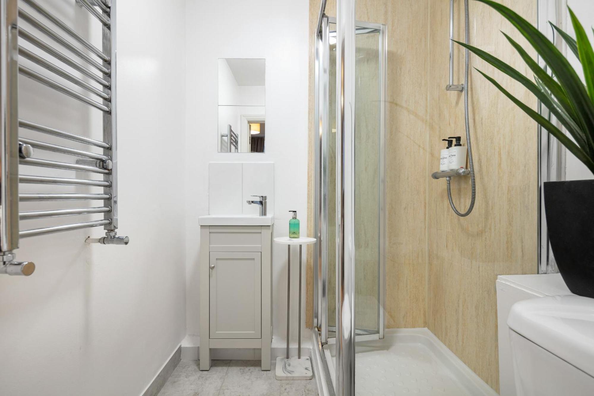 Elegant Kensington Apartment With Patio 伦敦 外观 照片